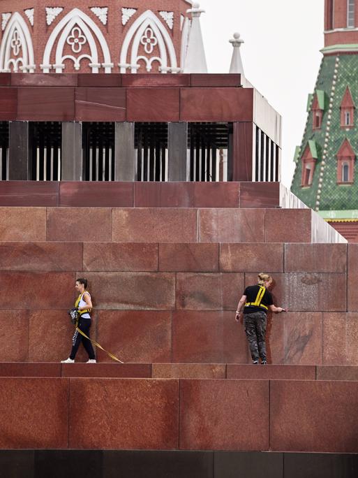 Menschen gehen am Kreml in Moskau spazieren, 8. August 2023