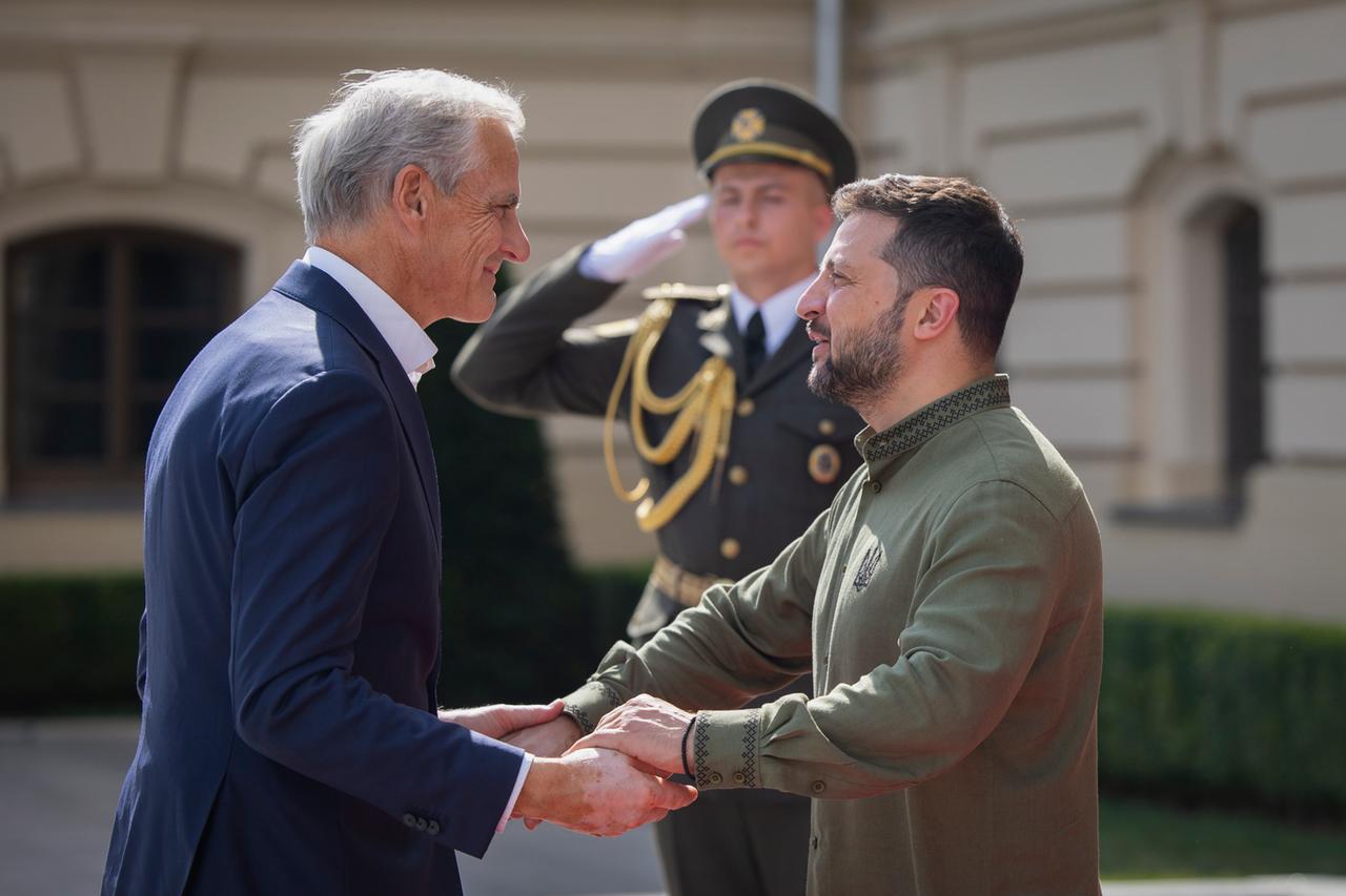 Der norwegische Ministerpräsident Jonas Gahr Støre mit dem ukrainischen Präsidenten Wolodymyr Selenskyj in Kiew