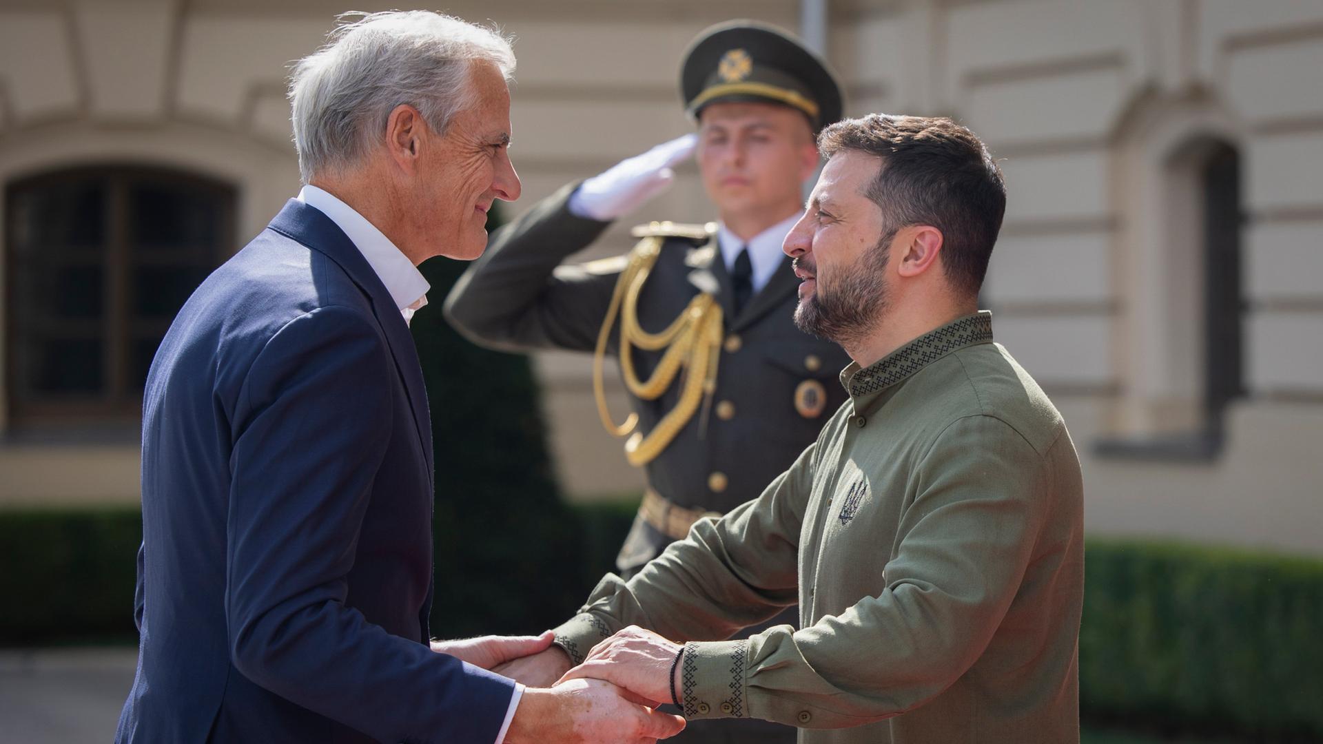 Der norwegische Ministerpräsident Jonas Gahr Støre mit dem ukrainischen Präsidenten Wolodymyr Selenskyj in Kiew Der norwegische Ministerpräsident Jonas Gahr Støre mit dem ukrainischen Präsidenten Wolodymyr Selenskyj in Kiew