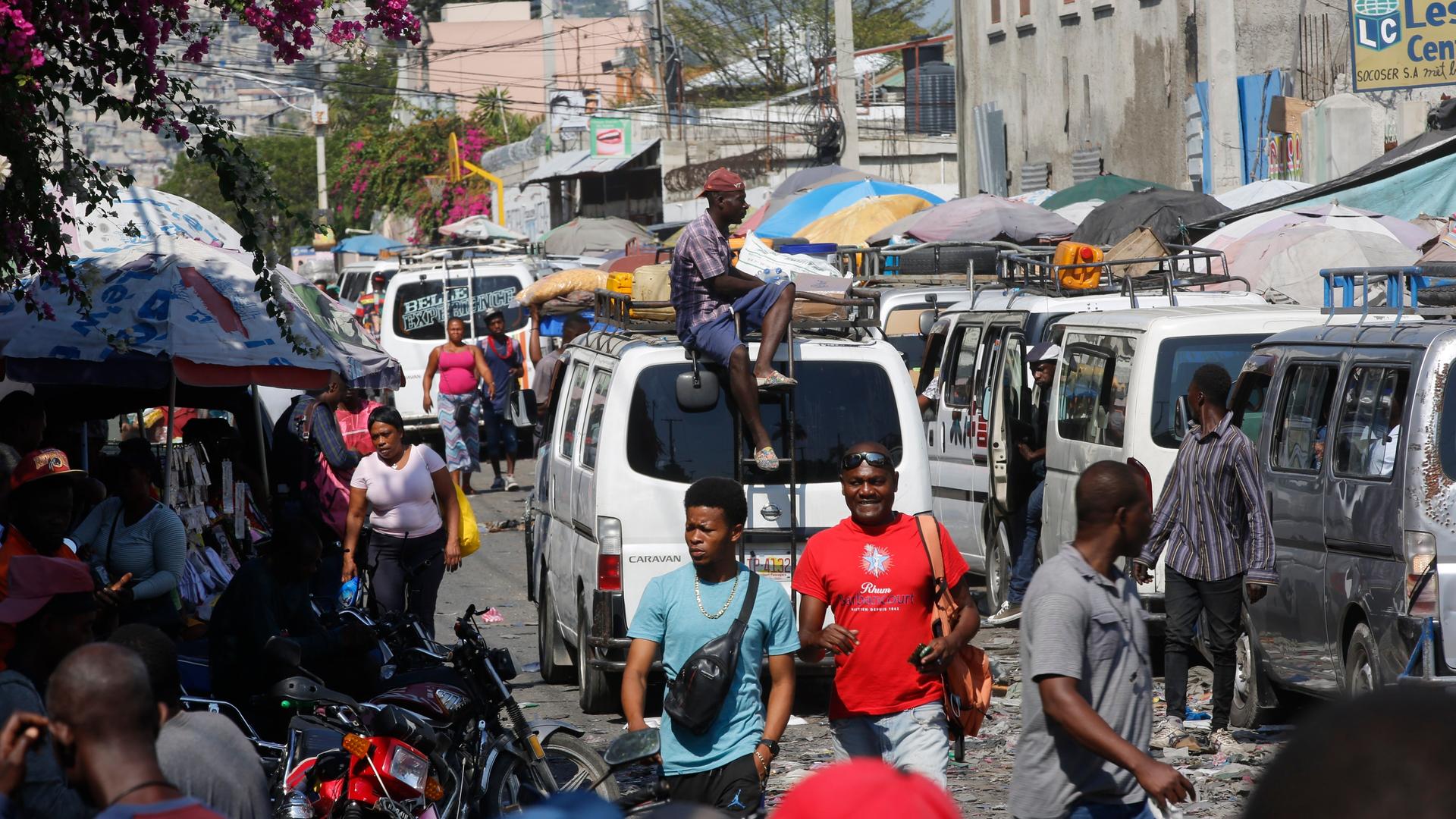 Fußgänger und Pendler sind in Haitis Hauptstadt Port-au-Prince unterwegs. D