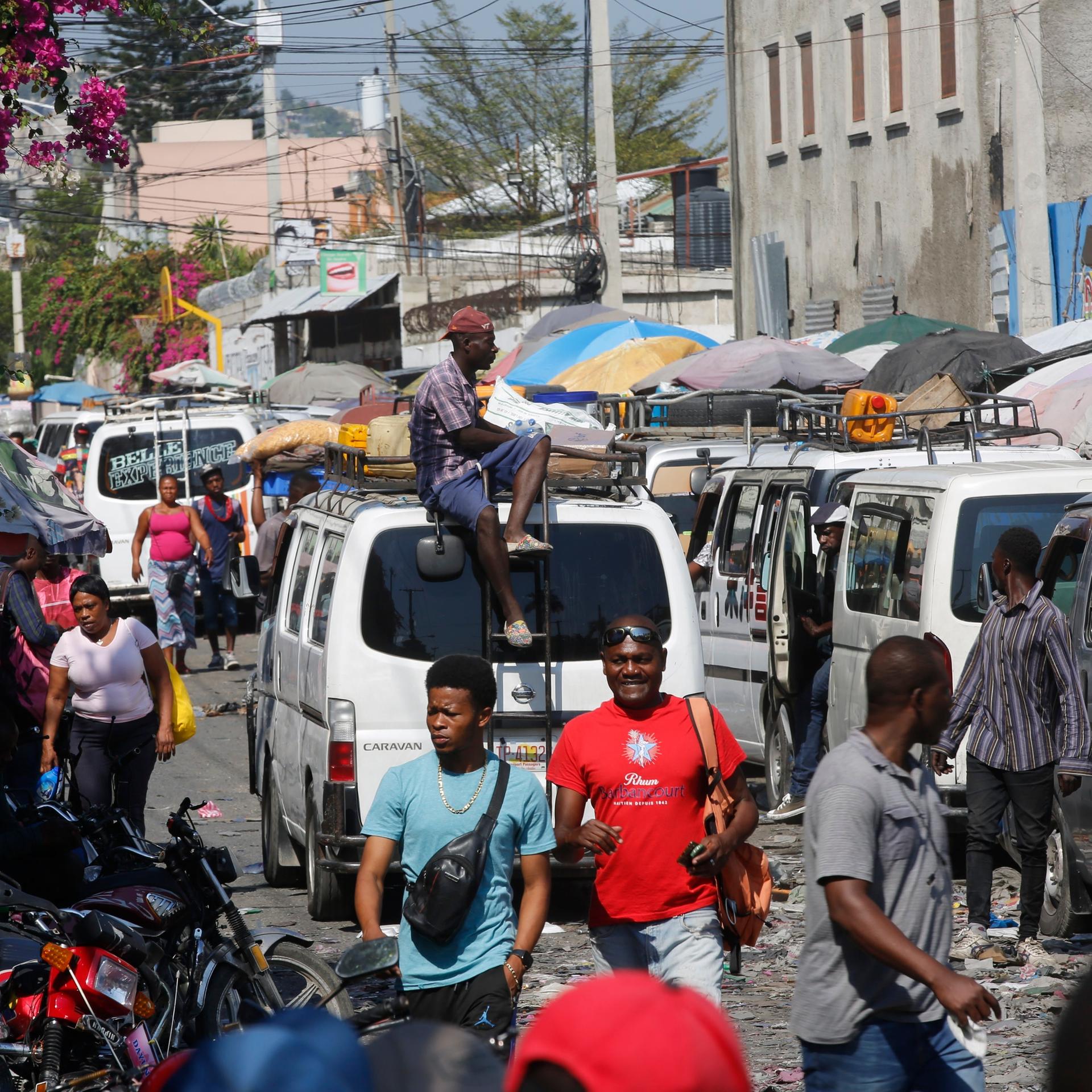 Fußgänger und Pendler sind in Haitis Hauptstadt Port-au-Prince unterwegs. D