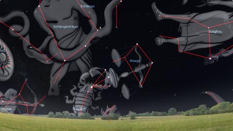 Das Sternbild Waage zeigt sich ganz vage gegen Mitternacht tief am Südhimmel, ein Stück rechts von Antares im Skorpion.
