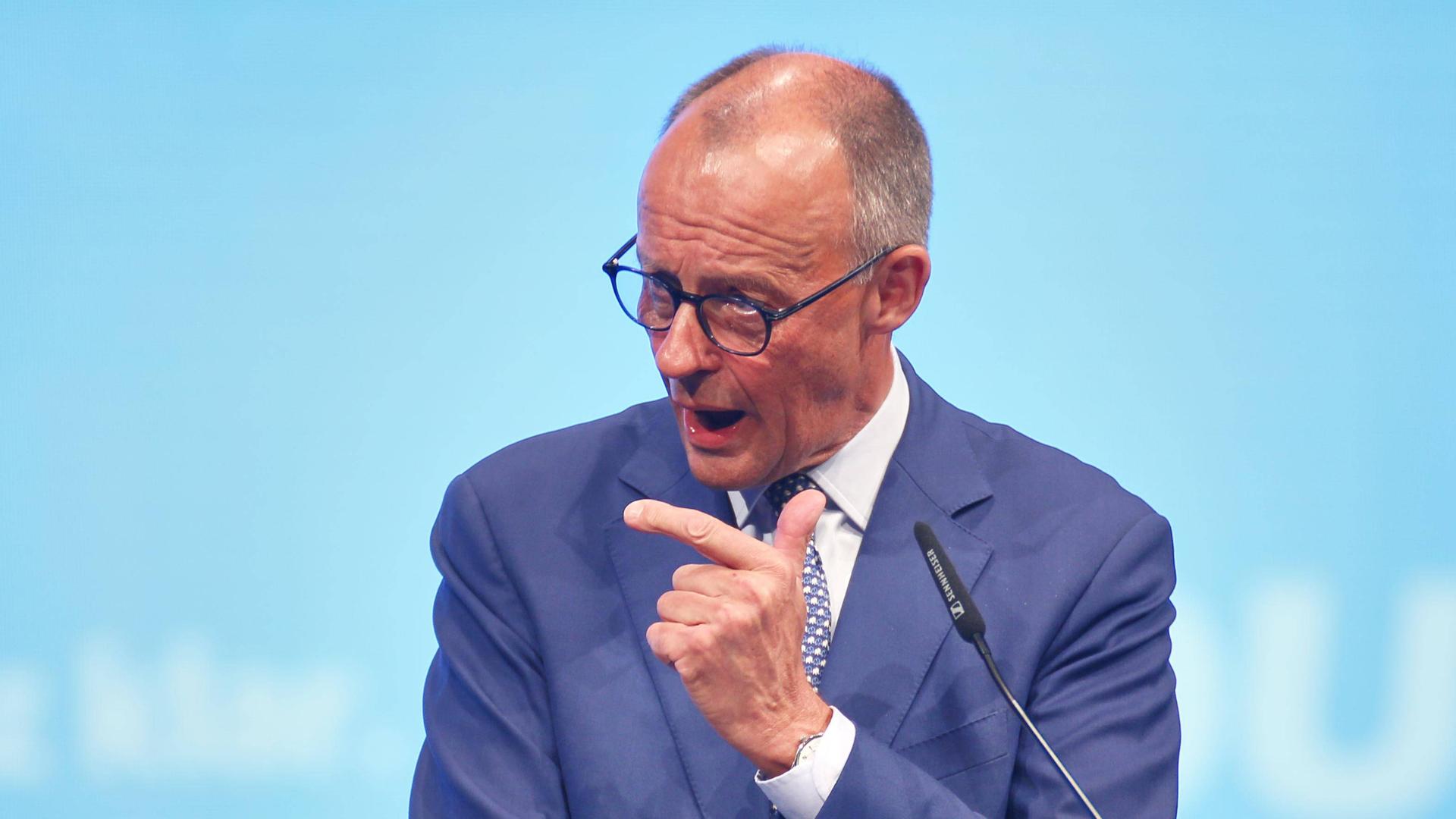 Friedrich Merz steht an einem Redepult und spricht zu den Delegierten. Friedrich Merz steht an einem Redepult und spricht zu den Delegierten.