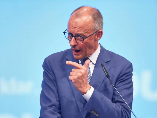 Friedrich Merz steht an einem Redepult und spricht zu den Delegierten.