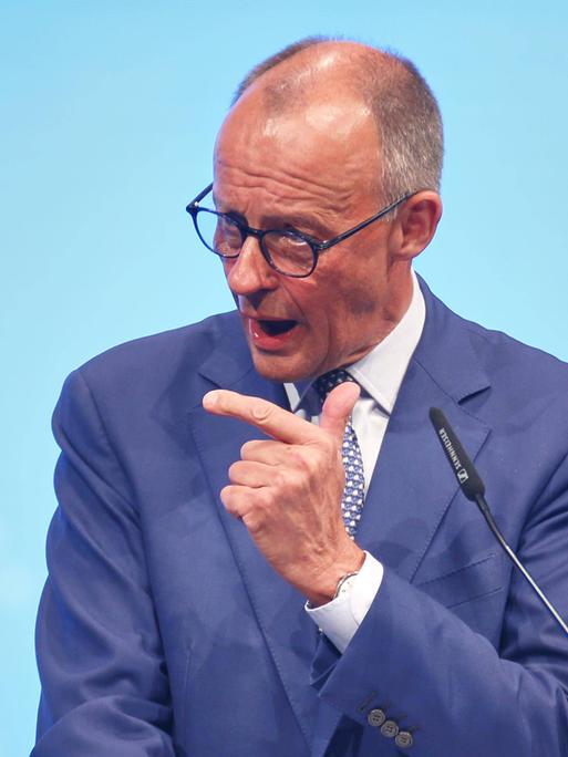 Friedrich Merz steht an einem Redepult und spricht zu den Delegierten.