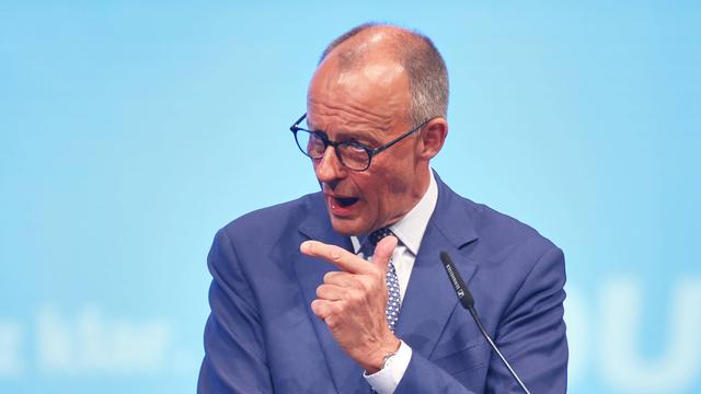 Friedrich Merz steht an einem Redepult und spricht zu den Delegierten.