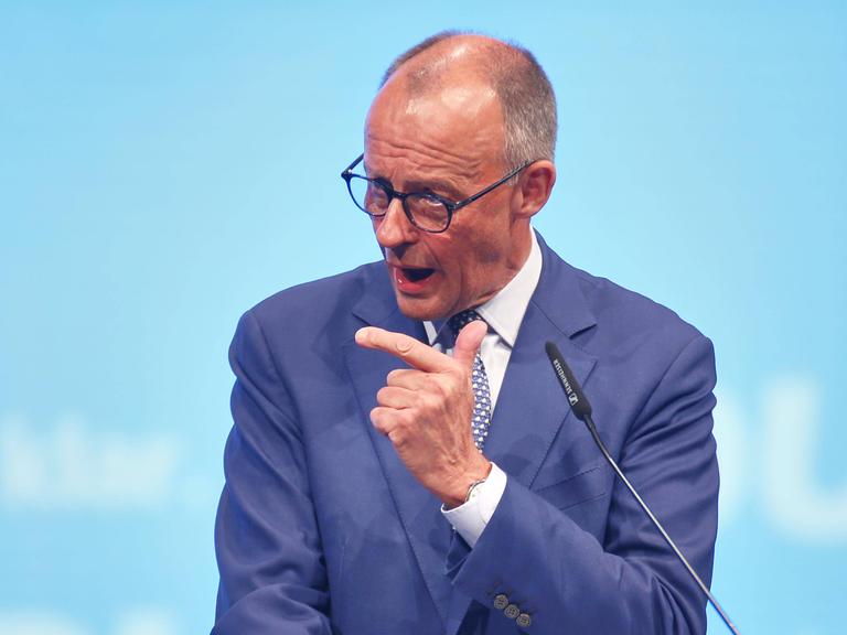 Friedrich Merz steht an einem Redepult und spricht zu den Delegierten.