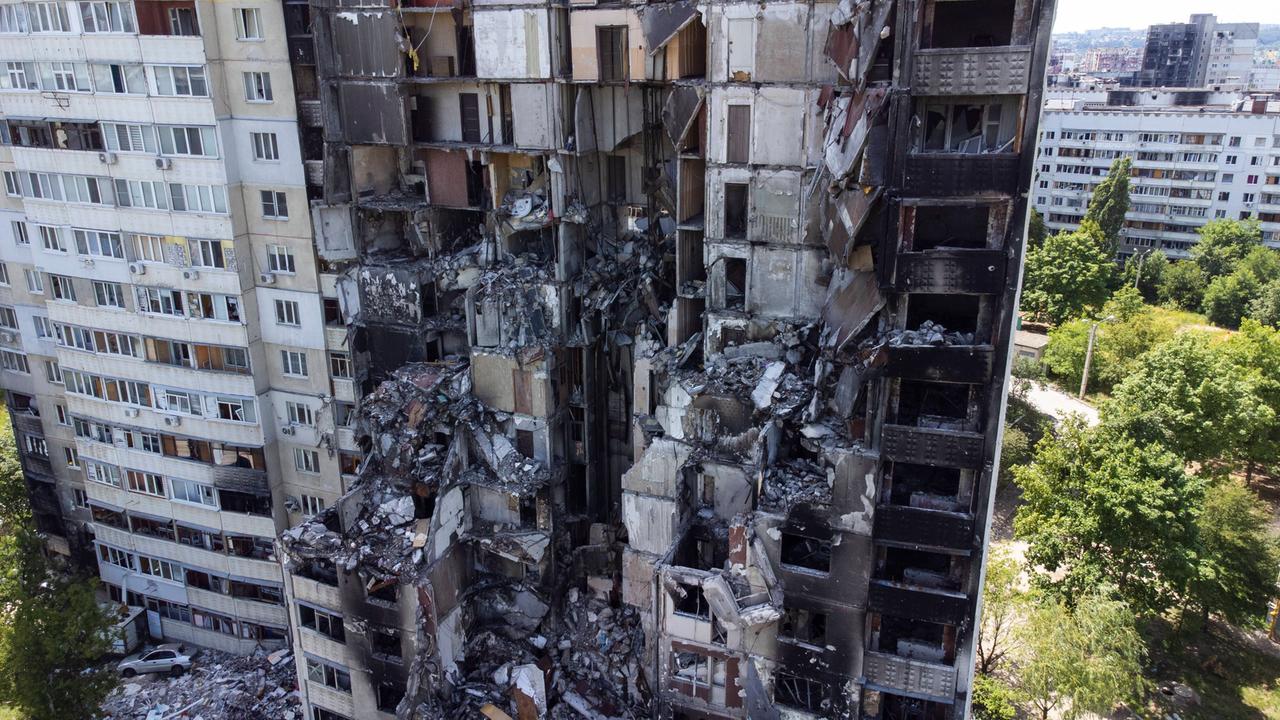 Blick auf ein durch russische Angriffe zerstörtes Wohnhaus in einem Vorort von Charkiw
