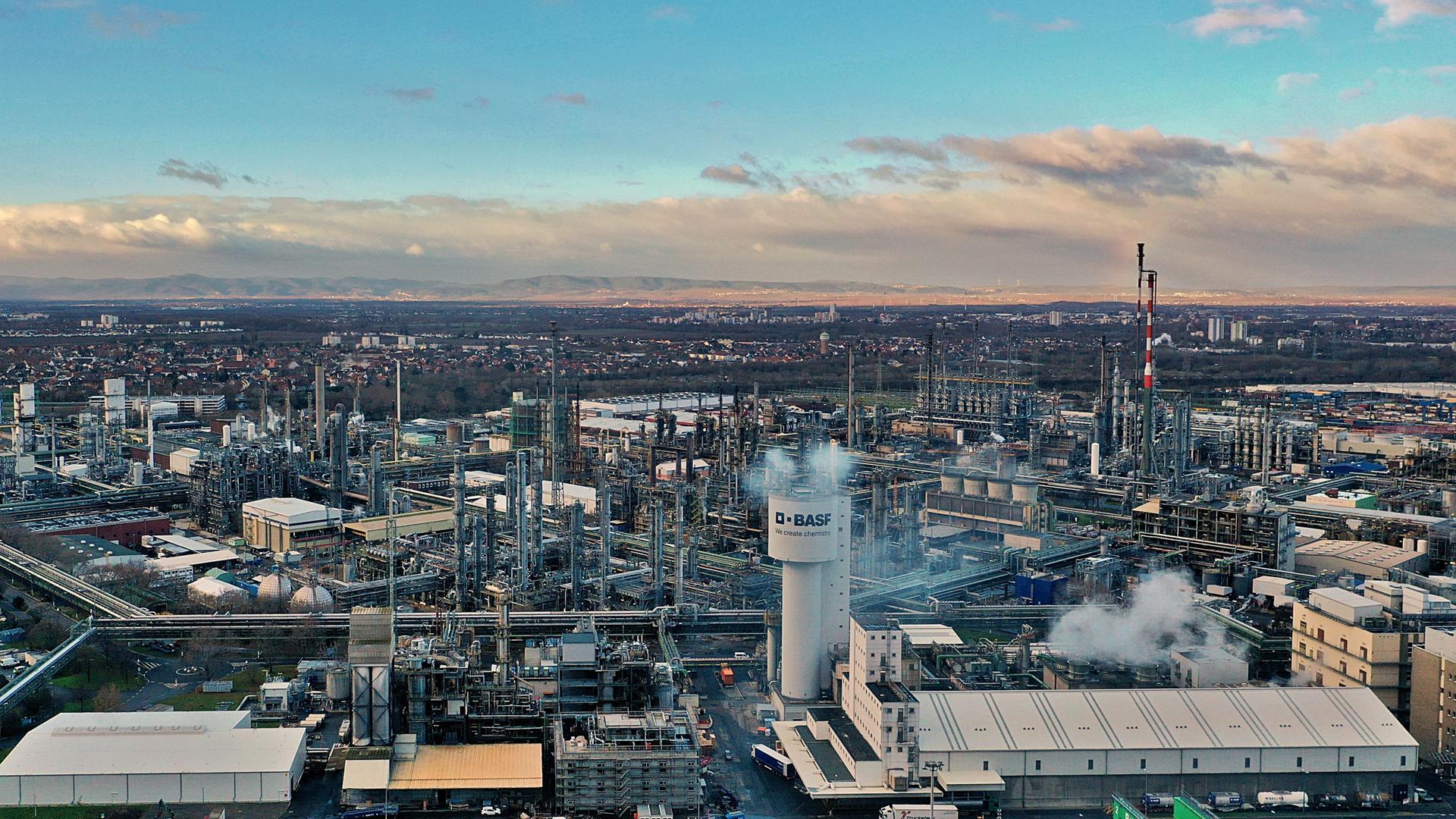 Die Anlagen der BASF in Ludwigshafen am Rhein. Das Gelände ist der größte zusammenhängende Chemiestandort der Welt. Hier werden wichtige Chemieprodukte für Automobil- und Energieindustrie, die Landwirtschaft sowie die Bauindustrie hergestellt.