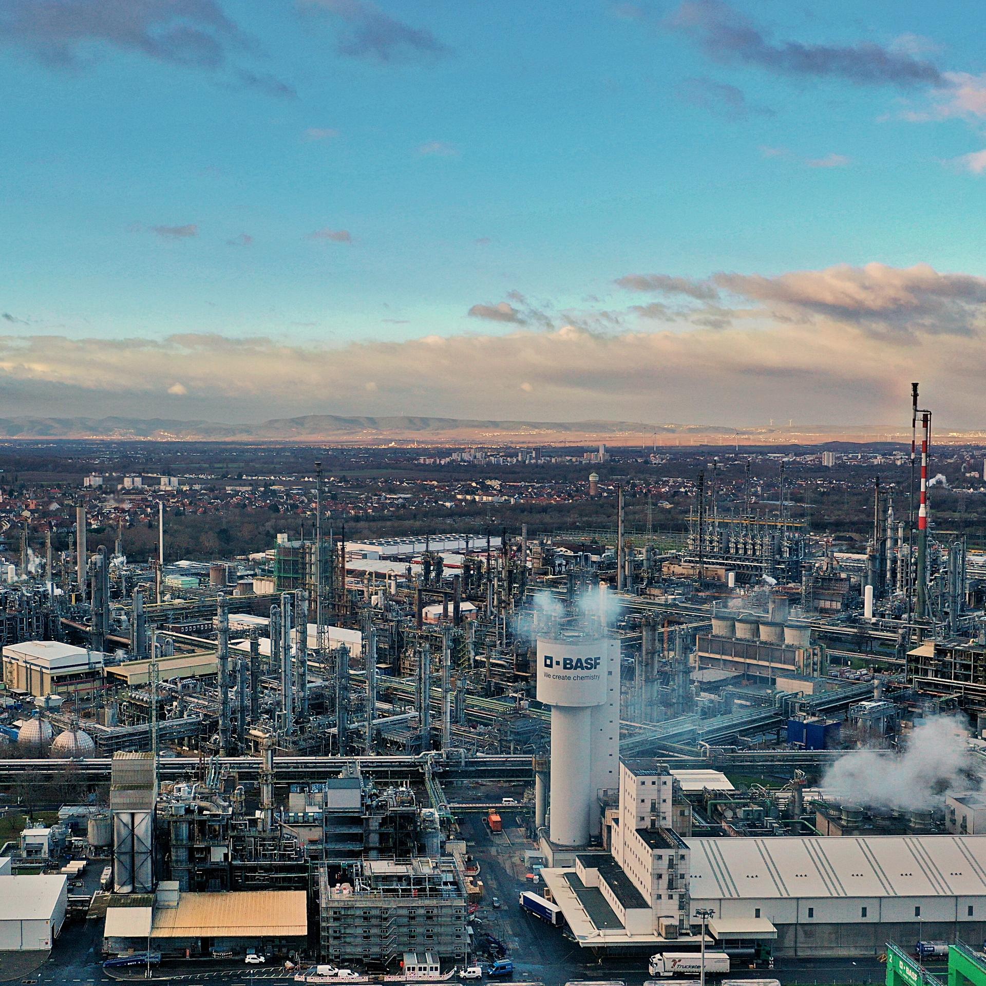 Die Anlagen der BASF in Ludwigshafen am Rhein. Das Gelände ist der größte zusammenhängende Chemiestandort der Welt. Hier werden wichtige Chemieprodukte für Automobil- und Energieindustrie, die Landwirtschaft sowie die Bauindustrie hergestellt.