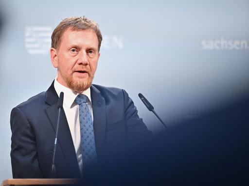 Michael Kretschmer (CDU), Ministerpräsident von Sachsen, spricht nach einer Sitzung der Ministerpräsidentenkonferenz im Bundesrat. 