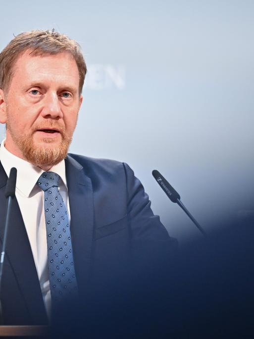 Michael Kretschmer (CDU), Ministerpräsident von Sachsen, spricht nach einer Sitzung der Ministerpräsidentenkonferenz im Bundesrat. 