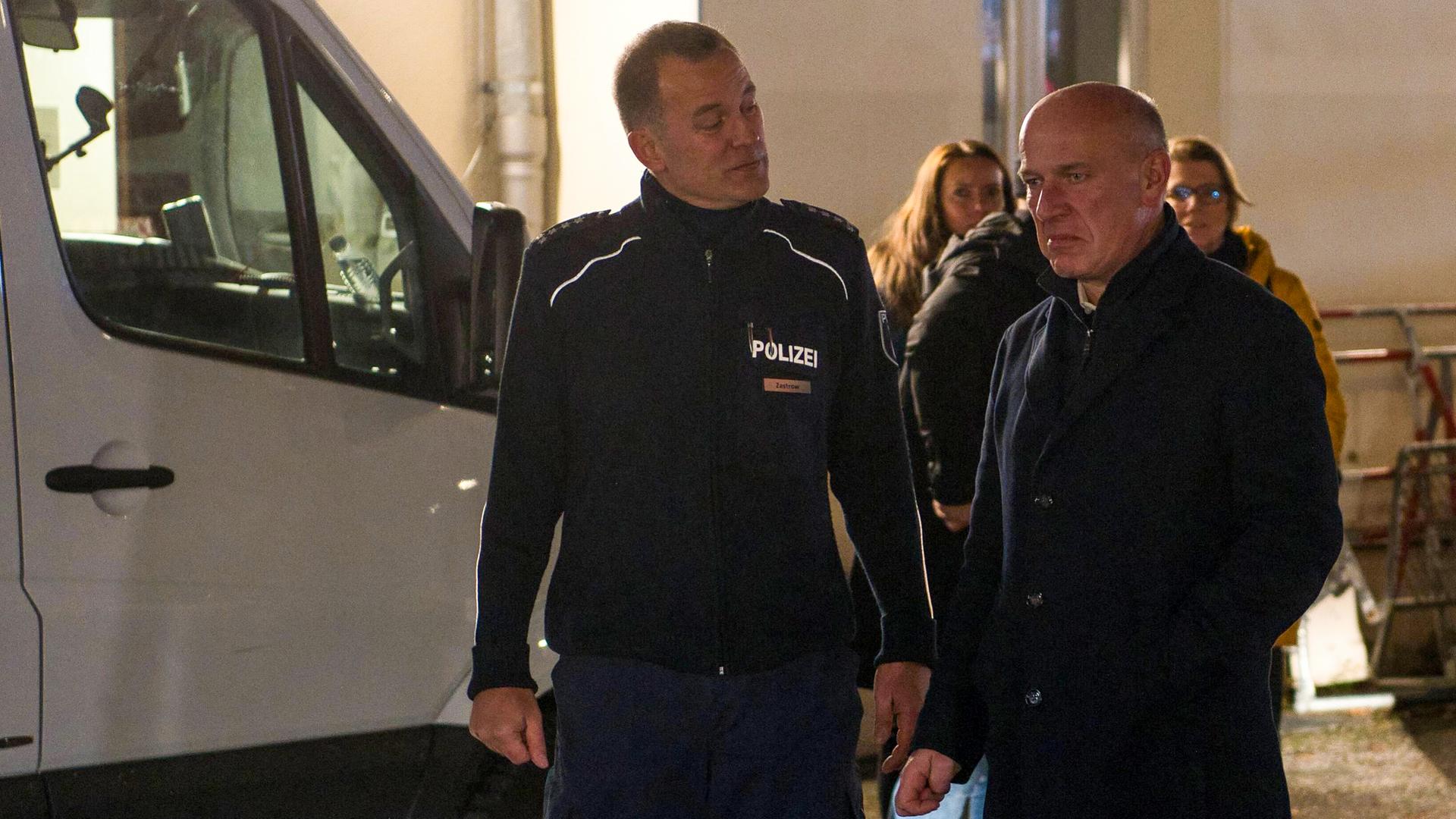 Berlins Regierender Bürgermeister Wegner (CDU) besucht eine Polizeiwache. An der Seite des Politiker steht ein Polizist. Berlins Regierender Bürgermeister Wegner (CDU) besucht eine Polizeiwache. An der Seite des Politiker steht ein Polizist.