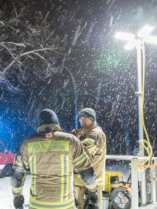 Einsatzkräfte der Berliner Feuerwehr stehen vor einem Generator-Lichtmast an einer Katastrophenschutz-Kontraktstelle vor der Carl-Schuhmann-Sportanlage im Stadtteil Lichterfelde während des Stromausfalls im Januar 2026. Einsatzkräfte der Berliner Feuerwehr stehen vor einem Generator-Lichtmast an einer Katastrophenschutz-Kontraktstelle vor der Carl-Schuhmann-Sportanlage im Stadtteil Lichterfelde während des Stromausfalls im Januar 2026.
