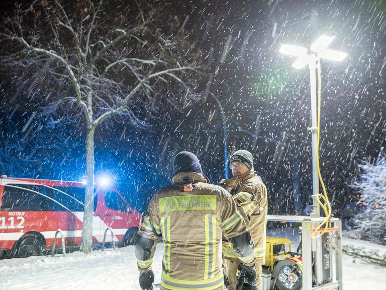 Einsatzkräfte der Berliner Feuerwehr stehen vor einem Generator-Lichtmast an einer Katastrophenschutz-Kontraktstelle vor der Carl-Schuhmann-Sportanlage im Stadtteil Lichterfelde während des Stromausfalls im Januar 2026. Einsatzkräfte der Berliner Feuerwehr stehen vor einem Generator-Lichtmast an einer Katastrophenschutz-Kontraktstelle vor der Carl-Schuhmann-Sportanlage im Stadtteil Lichterfelde während des Stromausfalls im Januar 2026.