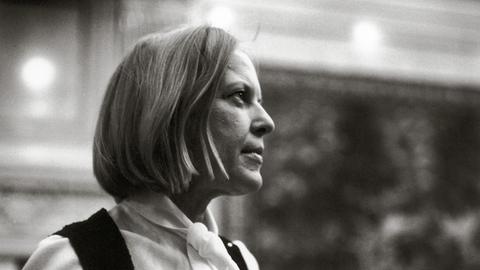 Historische Schwarzweiß-Aufnahme zeigt Ingeborg Bachmann im Seitenprofil bei der Verleihung des Wildganspreises, 1972.
