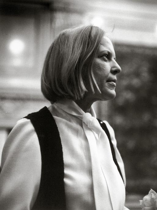 Historische Schwarzweiß-Aufnahme zeigt Ingeborg Bachmann im Seitenprofil bei der Verleihung des Wildganspreises, 1972.