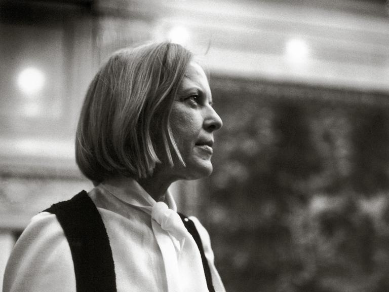Historische Schwarzweiß-Aufnahme zeigt Ingeborg Bachmann im Seitenprofil bei der Verleihung des Wildganspreises, 1972.