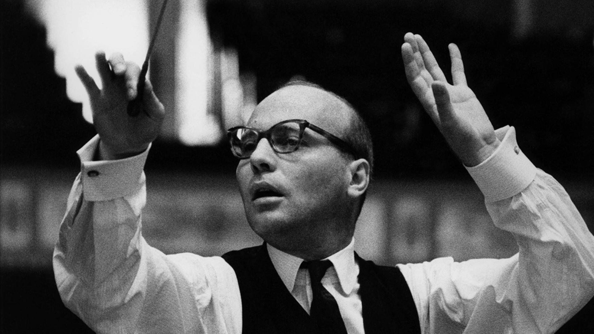 Schwarz-weiß Foto zeigt den Komponist Hans Werner Henze beim Dirigieren 1960