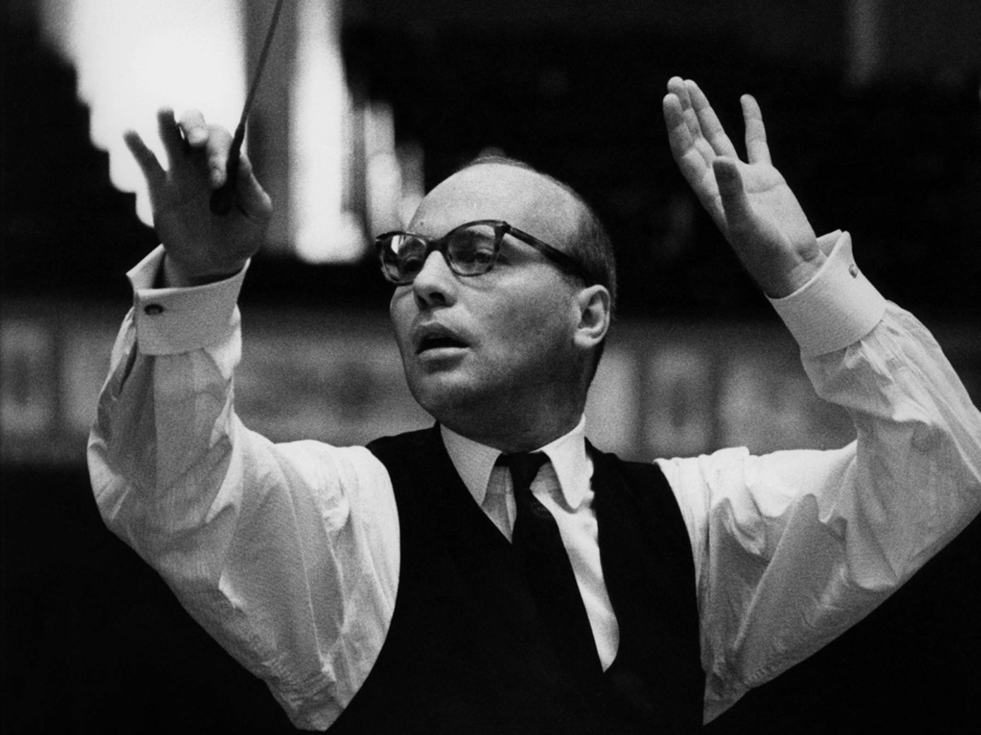Schwarz-weiß Foto zeigt den Komponist Hans Werner Henze beim Dirigieren 1960