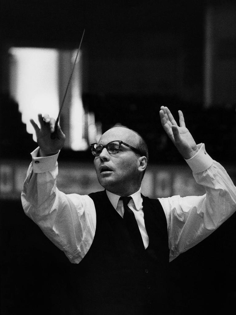 Schwarz-weiß Foto zeigt den Komponist Hans Werner Henze beim Dirigieren 1960