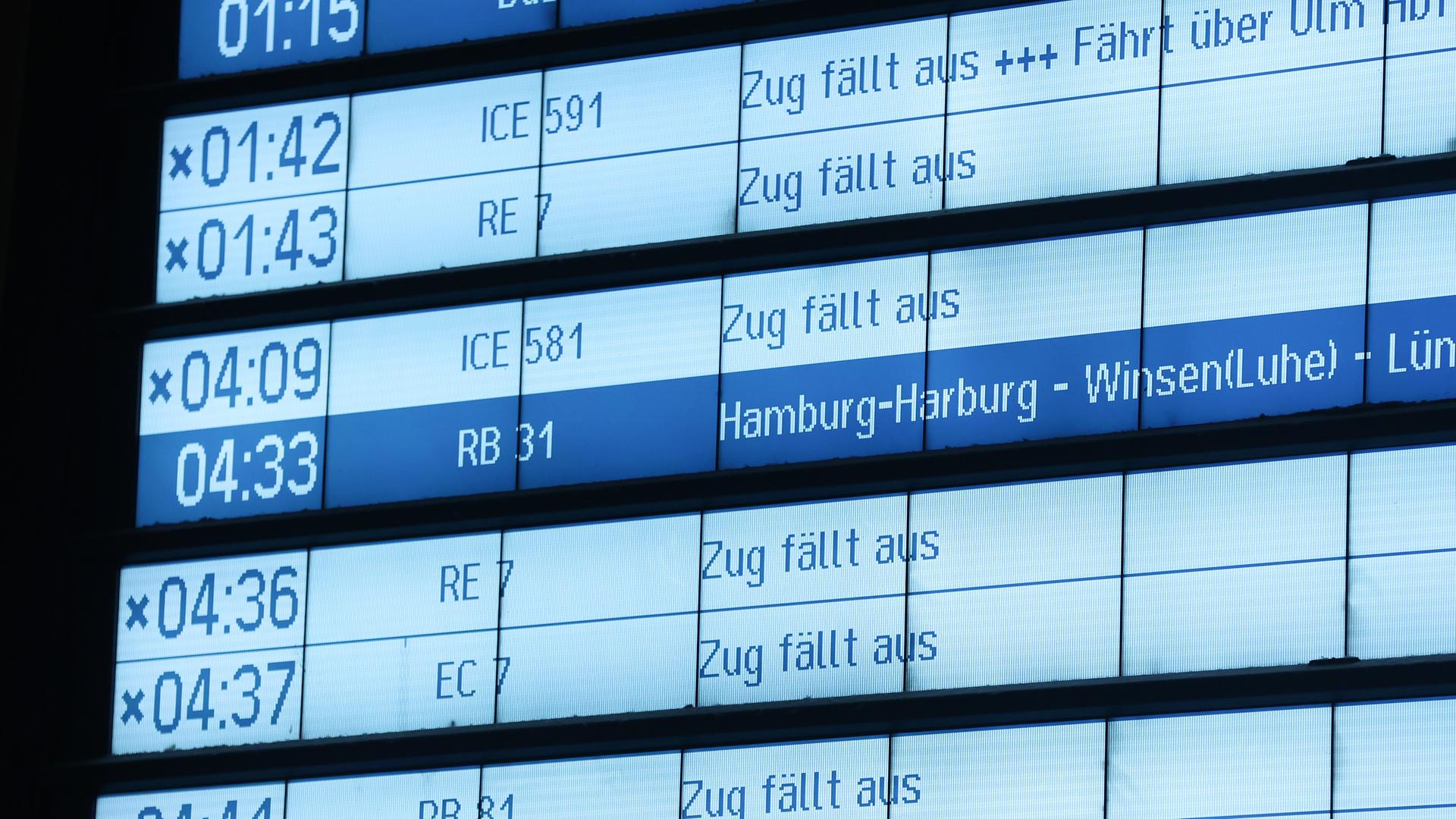 Anzeigetafel der Bahn zeigt Zugausfälle. Anzeigetafel der Bahn zeigt Zugausfälle.
