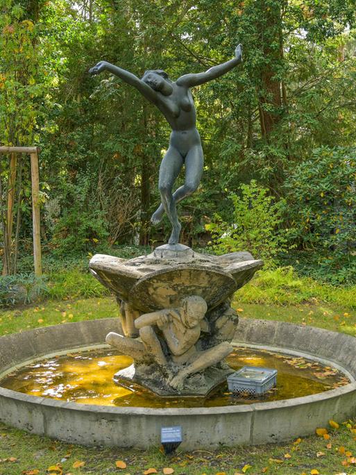 Der Tänzerinnenbrunnen von Georg Kolbe im Garten des Georg-Kolbe-Museums in Berlin