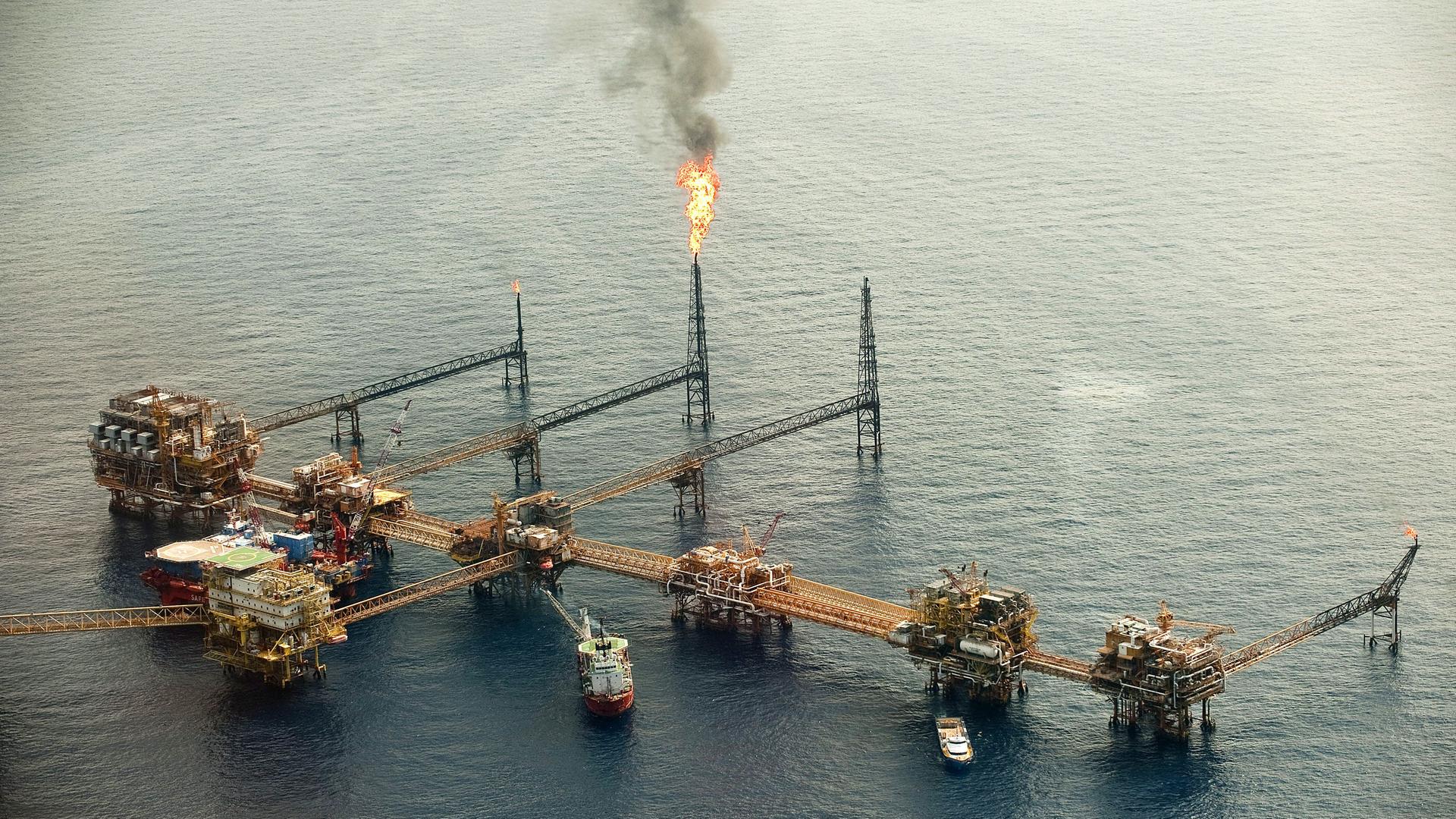 Ein Luftbild einer Ölbohrinsel der Firma Pemex im Golf von Mexiko.