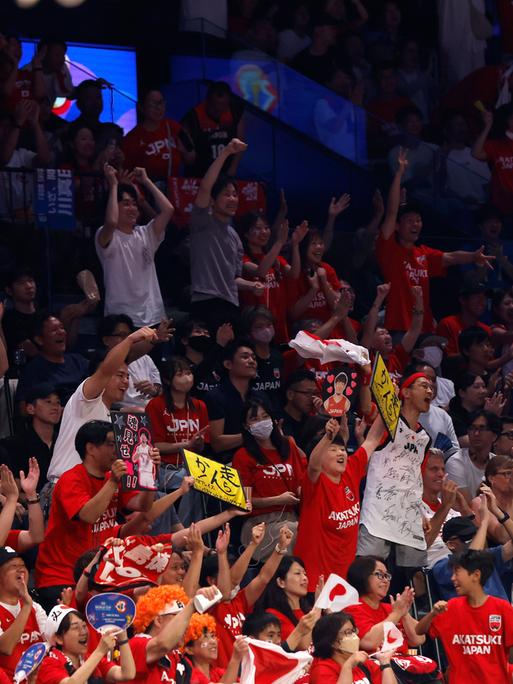 Japanische Fans bejubeln ihre Mannschaft bei der Basketball-WM im eigenen Land. Japan ist Co-Gastgeber zusammen mit Indonesien und den Philippinen.