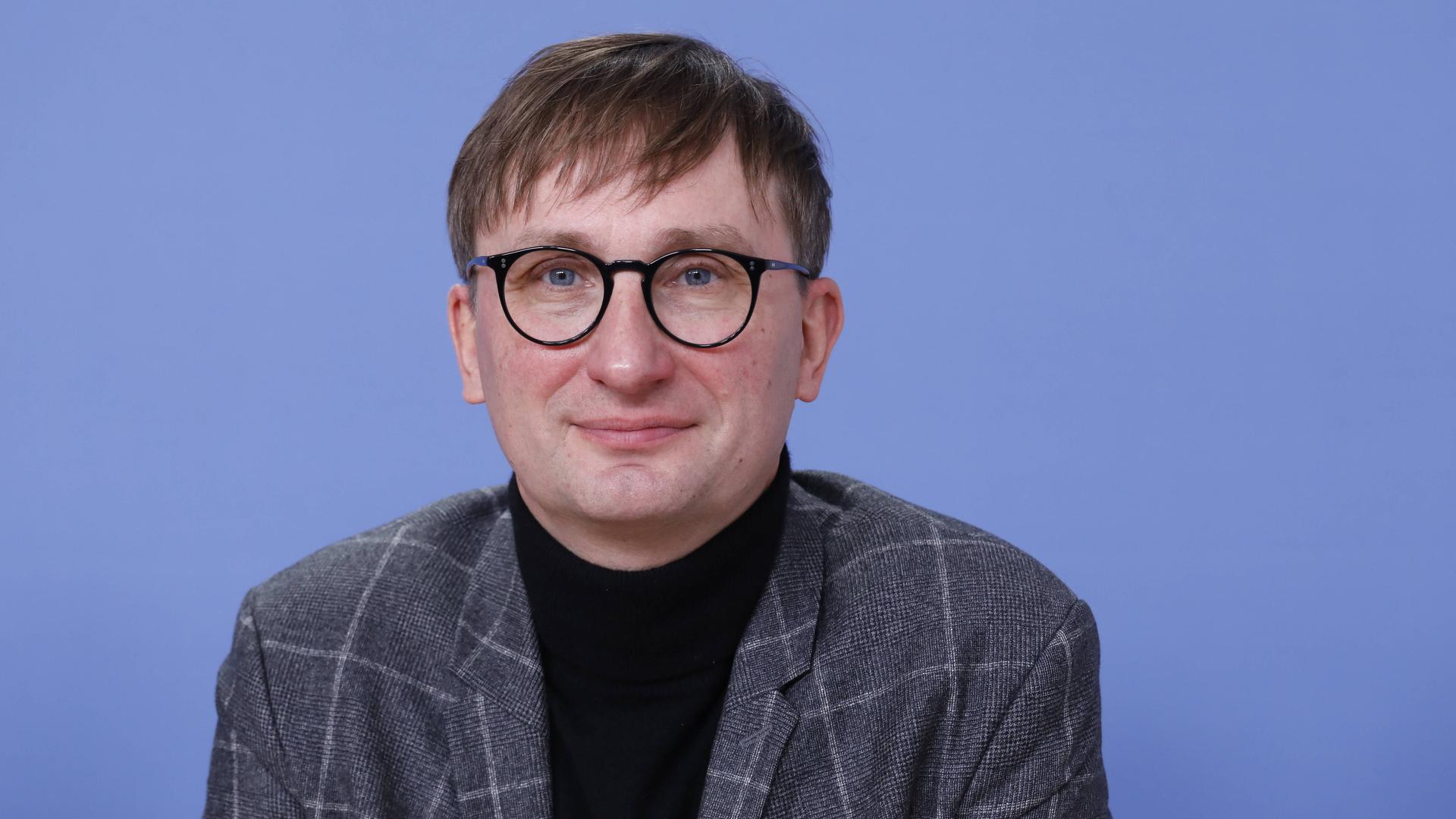 Sönke Neitzel auf dem Podium der Bundespressekonferenz in Berlin