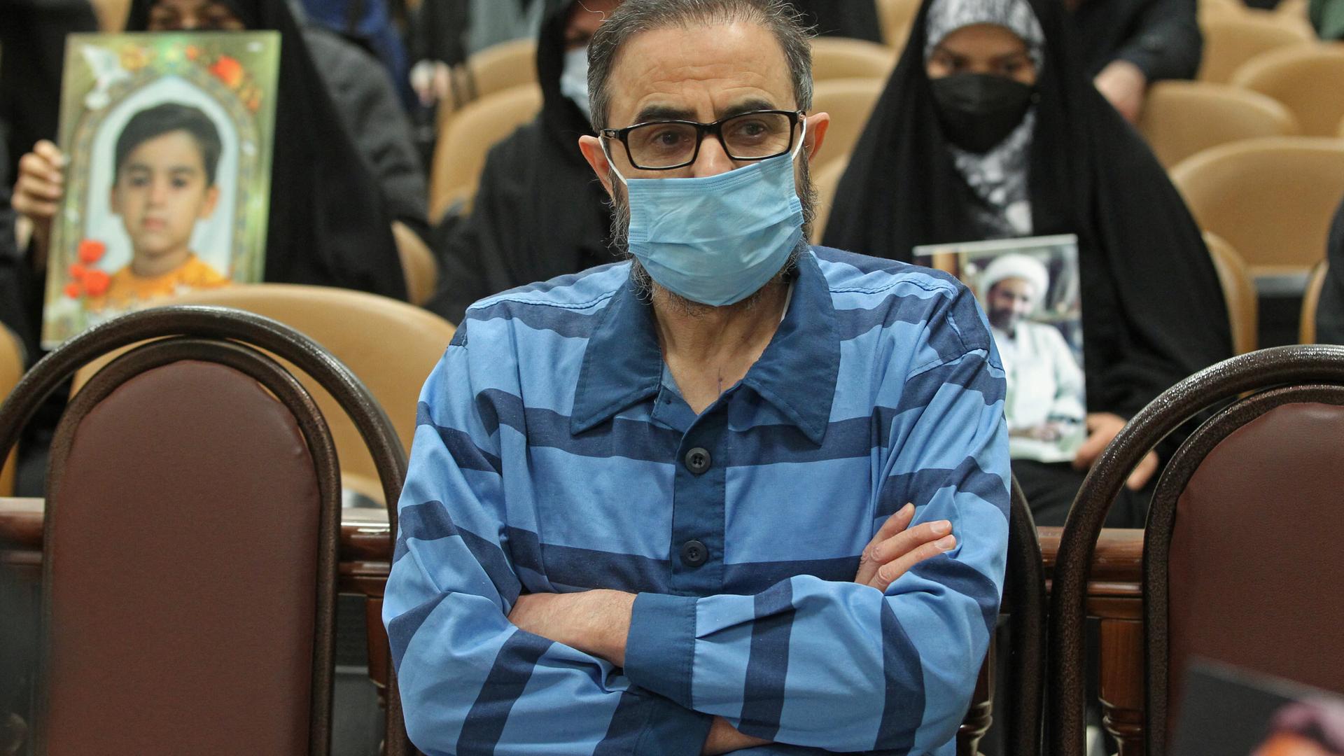 Habib Chaab bei der ersten Anhörung in seinem Prozess Mitte Januar 2022. Er hat die Arme verschränkt und trägt einen Mund-Nasen-Schutz. Im Zuschauerbereich sitzen verschleierte Frauen.