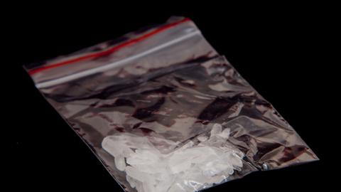 Ein durchsichtiges Plastiktütchen mit Methamphetaminen, die an weiße Kristalle erinnern und auch als die Droge Crystal Meth bekannt sind