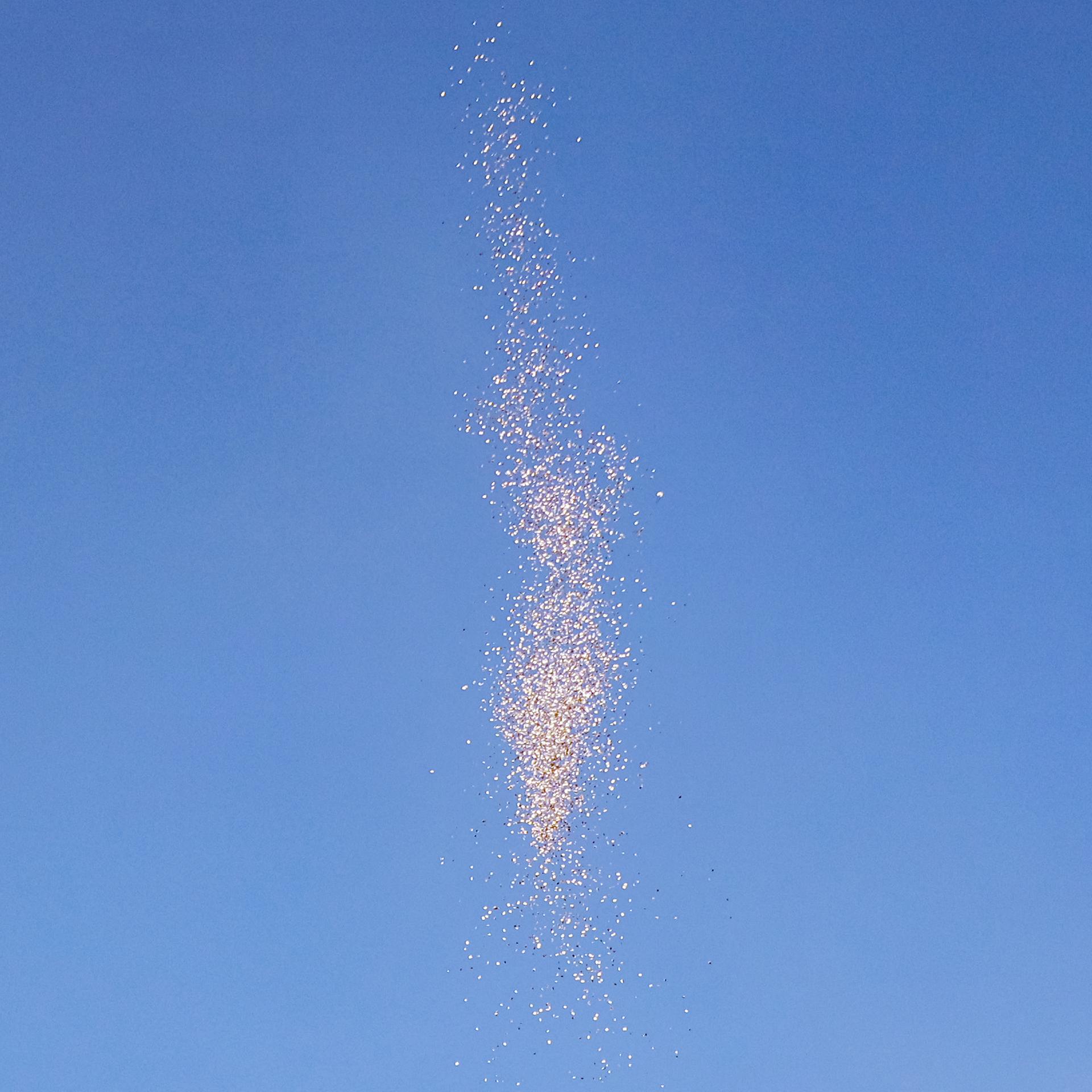 Flugblätter fallen vom Himmel