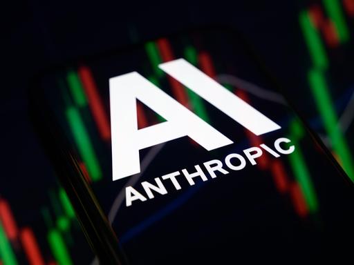 Das Anthropic-Logo vor Börsencharts