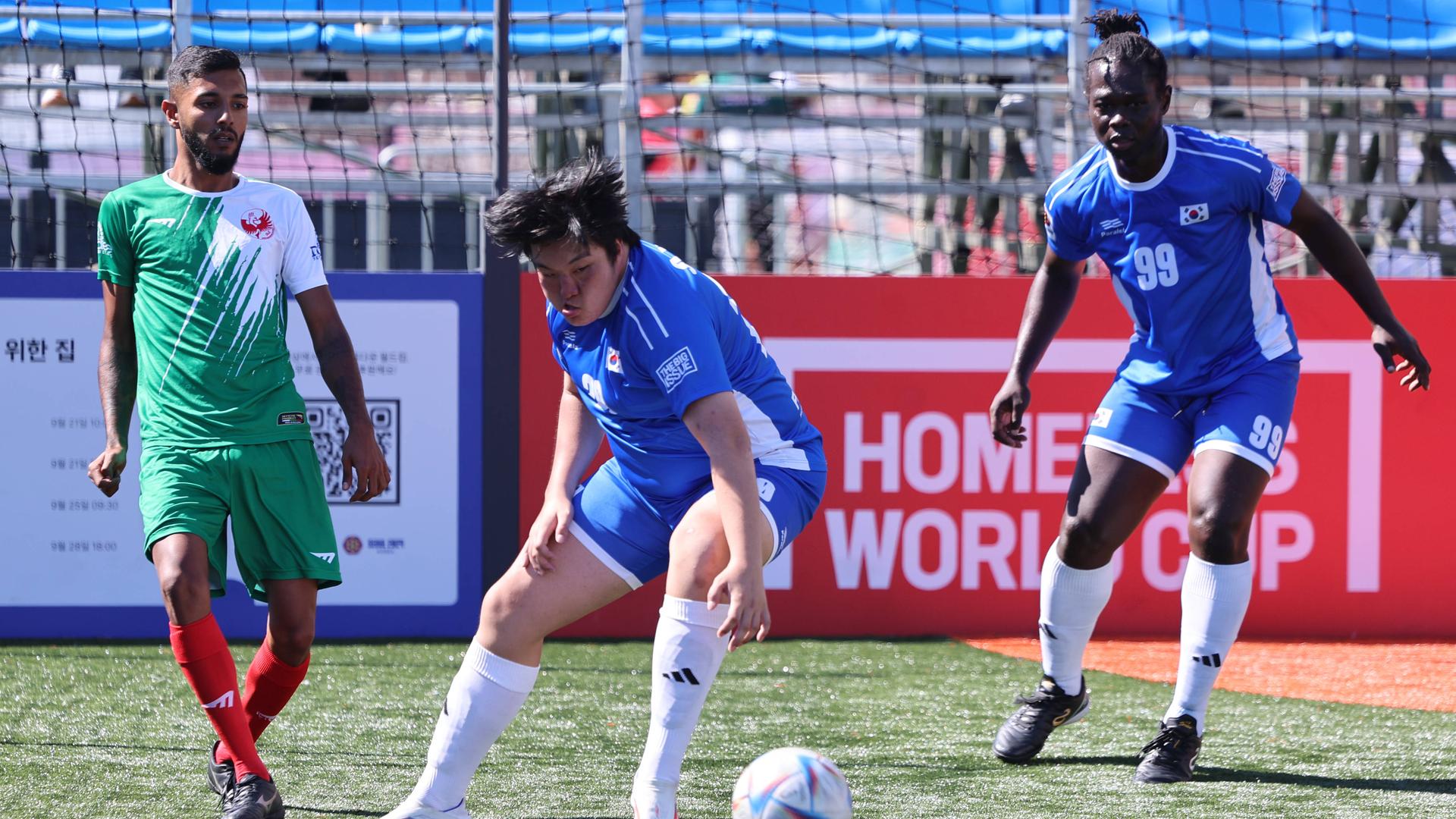 Bei der 19. Obdachlosen-Fußballweltmeisterschaft traten u.a. Spieler aus Südkorea und Bulgarien gegeneinander an und kämpften um den Ball. Bei der 19. Obdachlosen-Fußballweltmeisterschaft traten u.a. Spieler aus Südkorea und Bulgarien gegeneinander an und kämpften um den Ball.