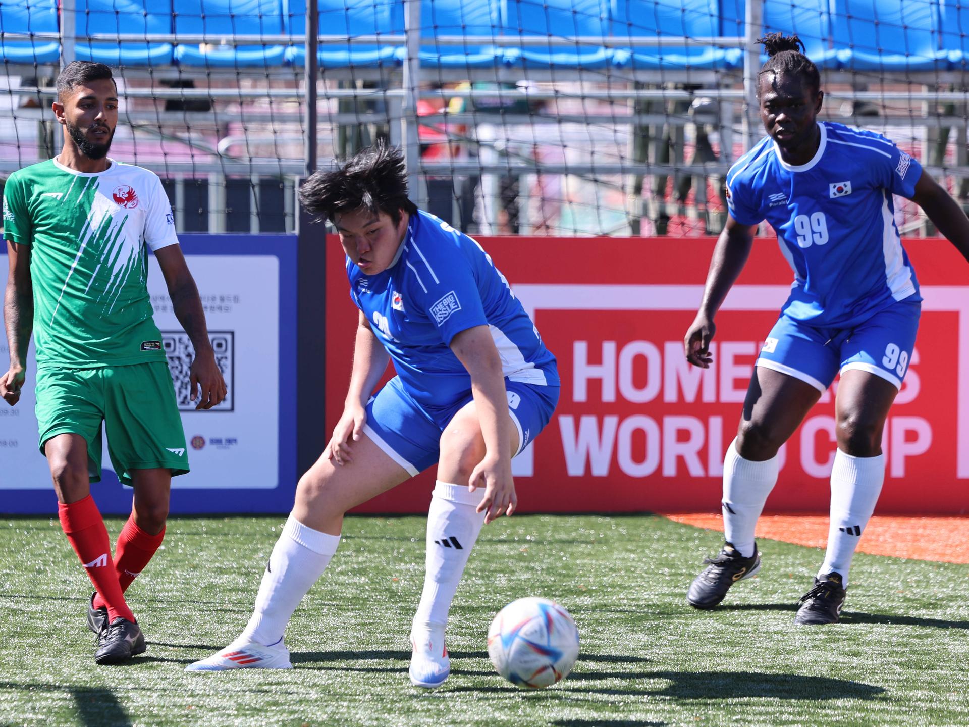 Bei der 19. Obdachlosen-Fußballweltmeisterschaft traten u.a. Spieler aus Südkorea und Bulgarien gegeneinander an und kämpften um den Ball.