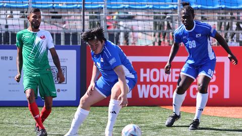 Bei der 19. Obdachlosen-Fußballweltmeisterschaft traten u.a. Spieler aus Südkorea und Bulgarien gegeneinander an und kämpften um den Ball.