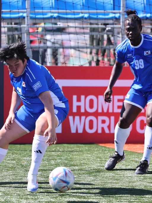 Bei der 19. Obdachlosen-Fußballweltmeisterschaft traten u.a. Spieler aus Südkorea und Bulgarien gegeneinander an und kämpften um den Ball.