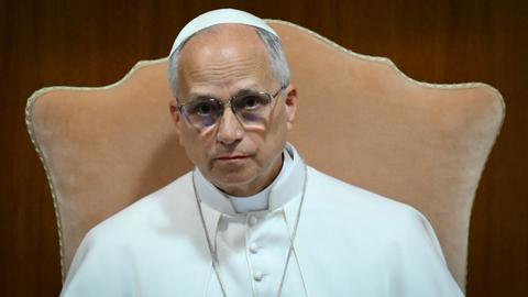 Das Bild zeigt eine Porträtaufnahme des Papstes. Er trägt ein weißes Gewand und die für den Papst typische Kopfbedeckung.