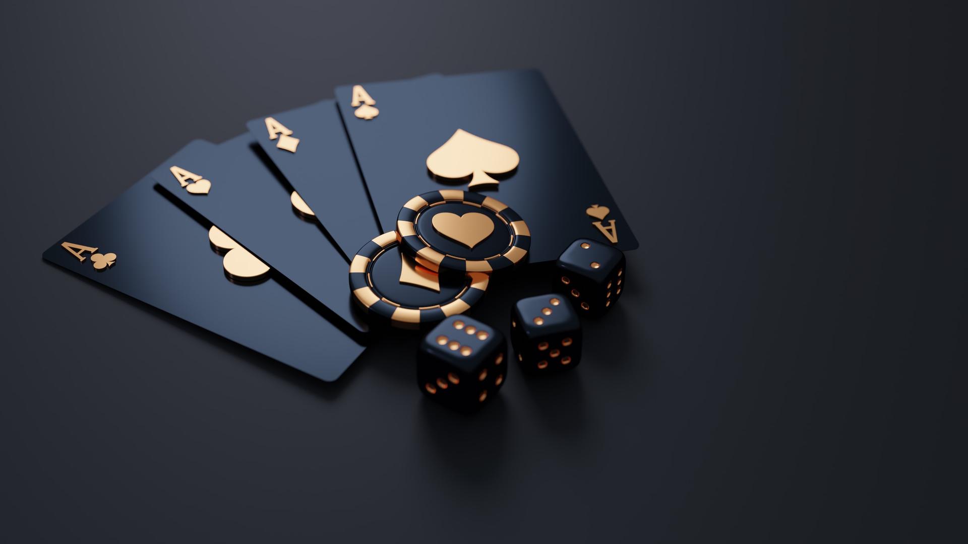 Edle schwarz-goldene Spielkarten (Asse), Spielchips und Würfel vor einem schwarzen Hintergrund