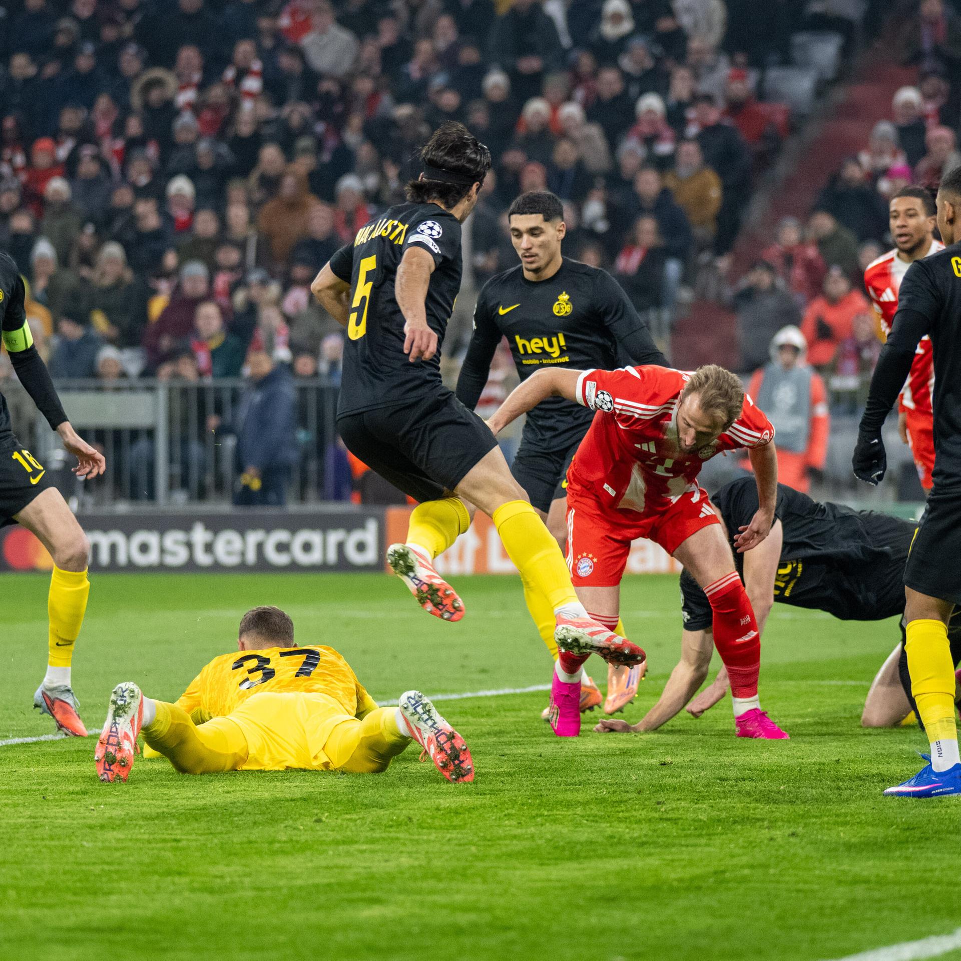 Fußball - Champions League: Bayern München nach Sieg gegen
    Saint-Galloise im Achtelfinale; Frankfurt verliert bei Karabach Agdam