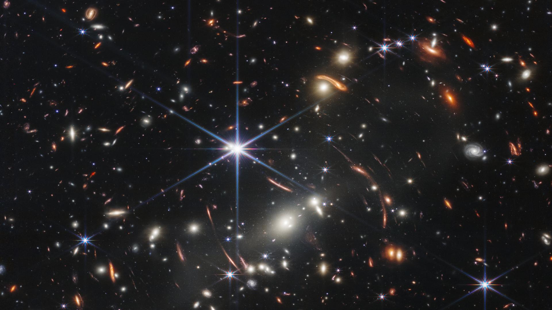 Aufnahme des James Webb Teleskopes mit Lichtpunkten vor einem dunklen Hintergrund