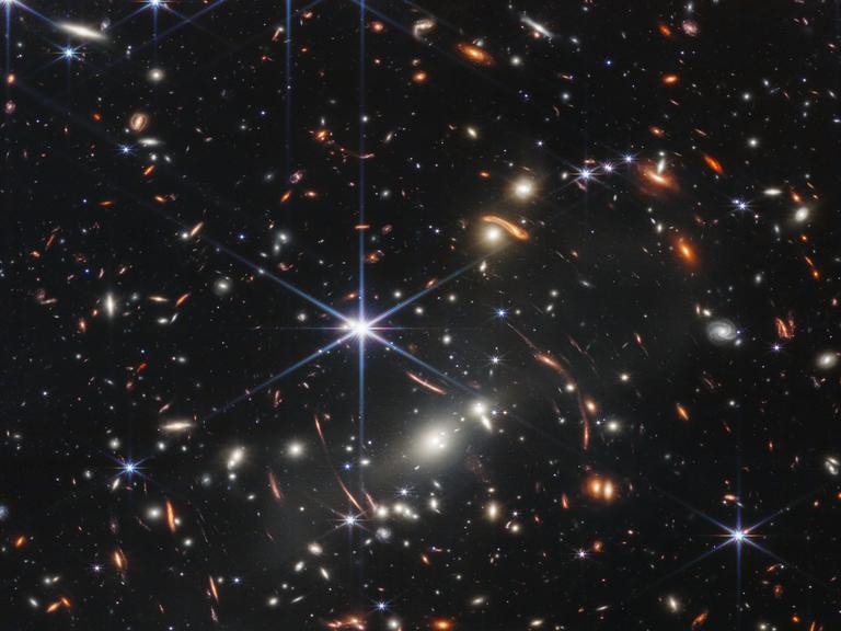 Aufnahme des James Webb Teleskopes mit Lichtpunkten vor einem dunklen Hintergrund