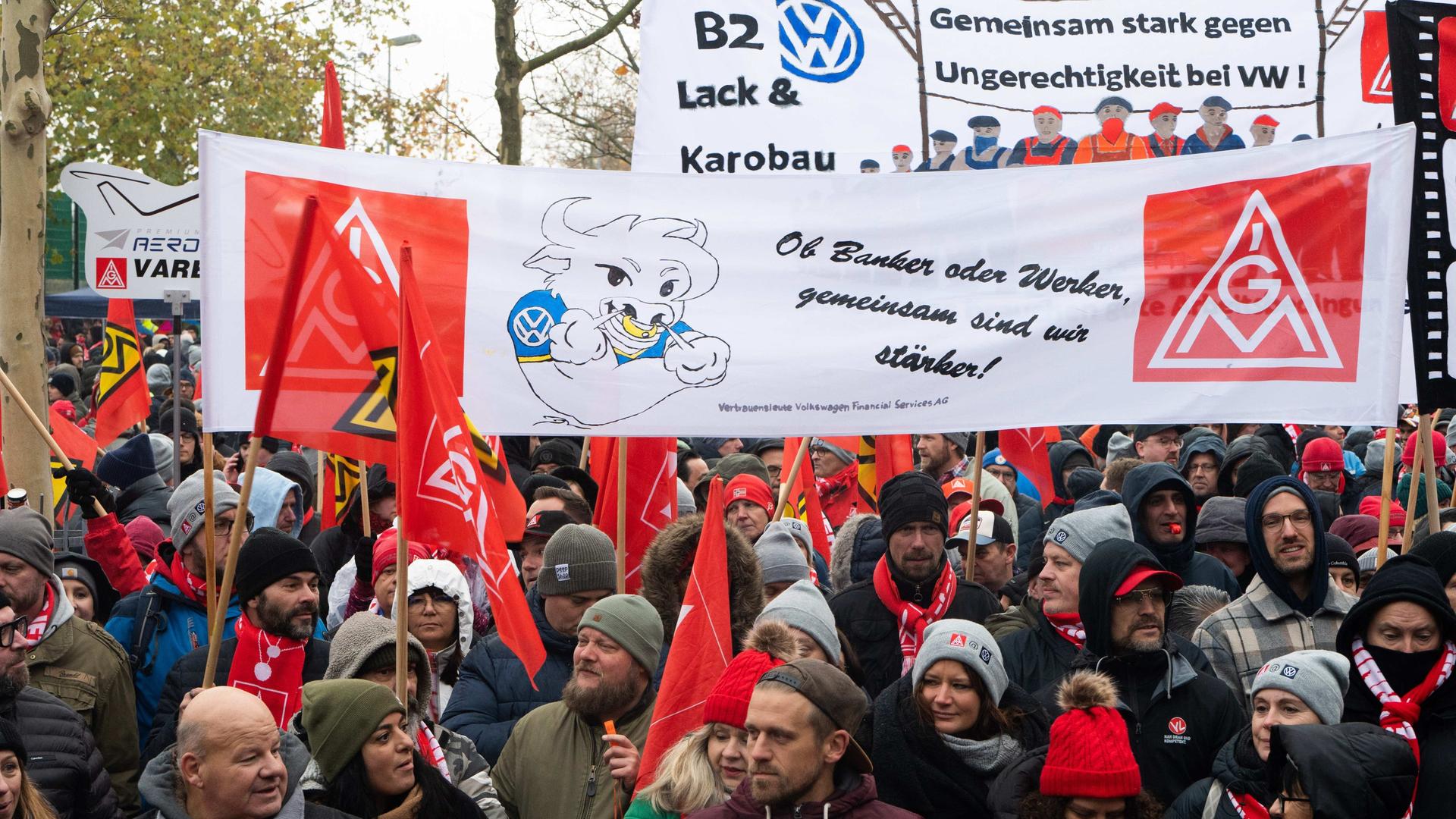 Wolfsburg: Beschäftigte von Volkswagen demonstrieren bei den Tarifverhandlungen von Volkswagen und IG Metall vor der Volkswagen Arena in Wolfsburg.