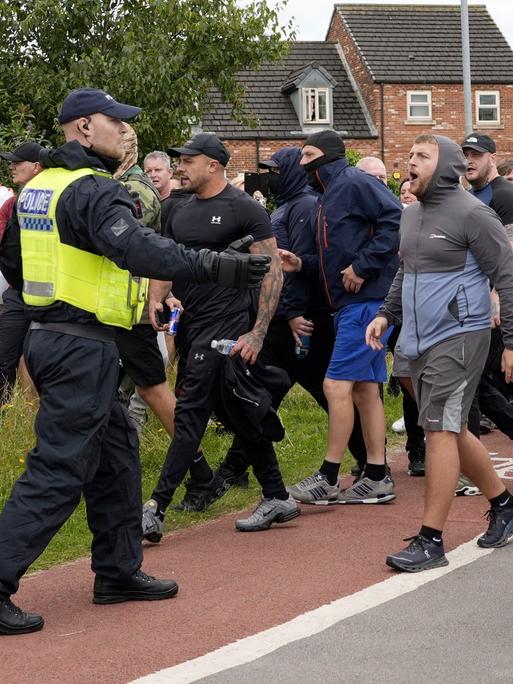 Polizei und Randalierer im britischen Rotherham.