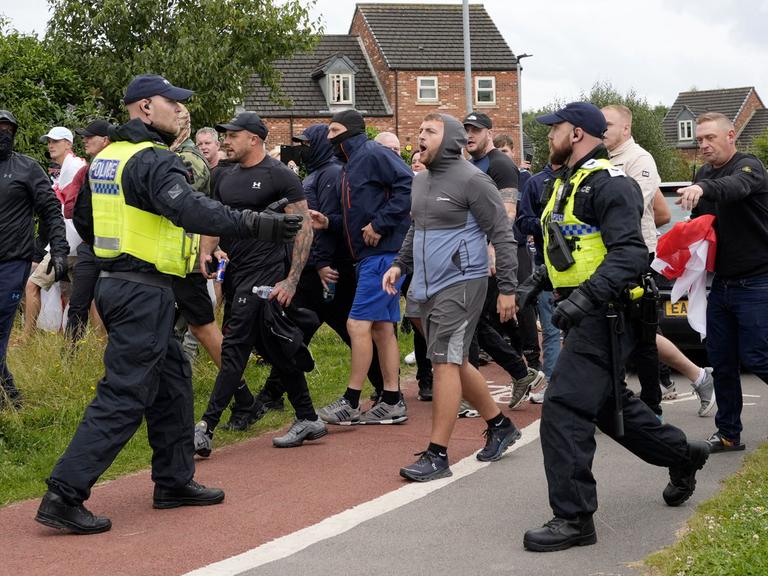 Polizei und Randalierer im britischen Rotherham.