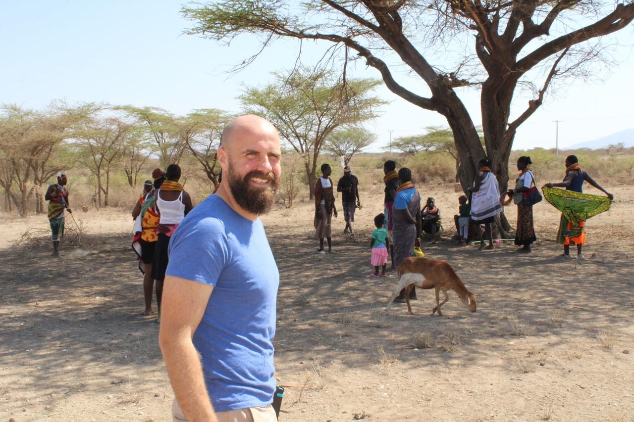 Der Umweltaktivist Simon Fischer bei seiner Arbeit in Kenia.
