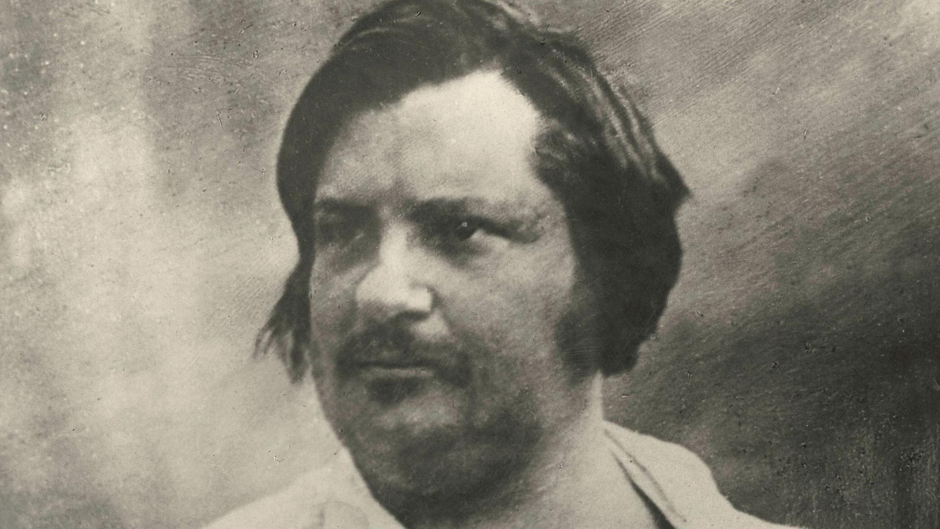 Der französische Schriftsteller Honoré de Balzac trägt ein weißes Hemd