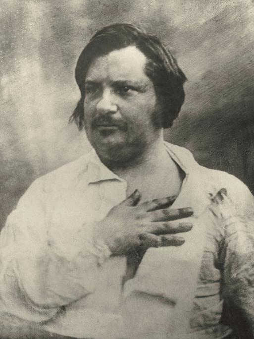 Der französische Schriftsteller Honoré de Balzac trägt ein weißes Hemd