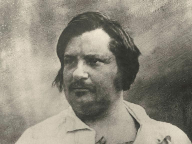 Der französische Schriftsteller Honoré de Balzac trägt ein weißes Hemd